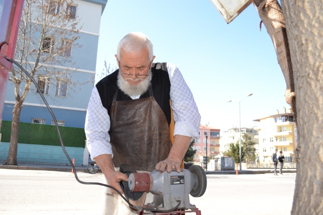 Yarım asırdır ayakkabı tamir ediyor